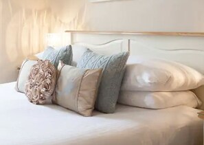 高级双人房, 1 张大床, 海景 | 防过敏的被褥、特色装修、特色家居、办公桌