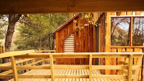 A wooden deck leading to a cabin with a window and a door. - Lodge Palguin Alto (Pucón)