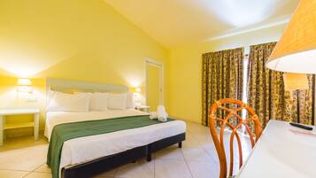 Safe på rommet, skrivebord, blendingsgardiner og wi-fi (inkludert)