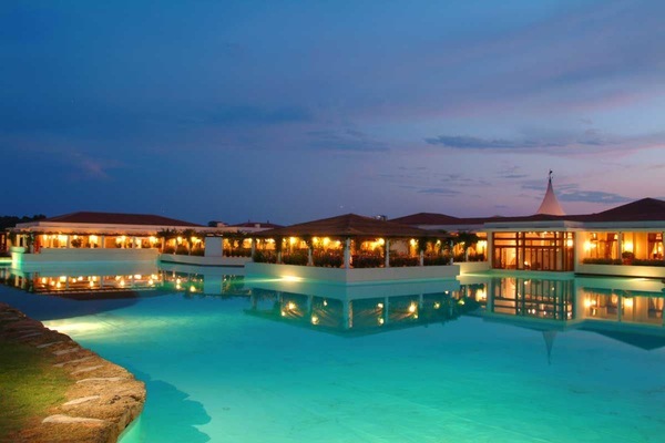 Seasonal outdoor pool, pool umbrellas, sun loungers
