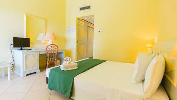 Kombinert dusj/badekar, toalettartikler (inkludert), hårføner og bidé