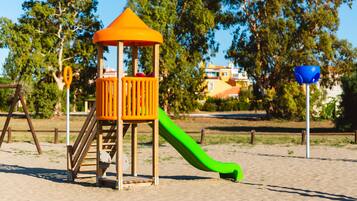 Un'area giochi con uno scivolo e una struttura per arrampicarsi.
