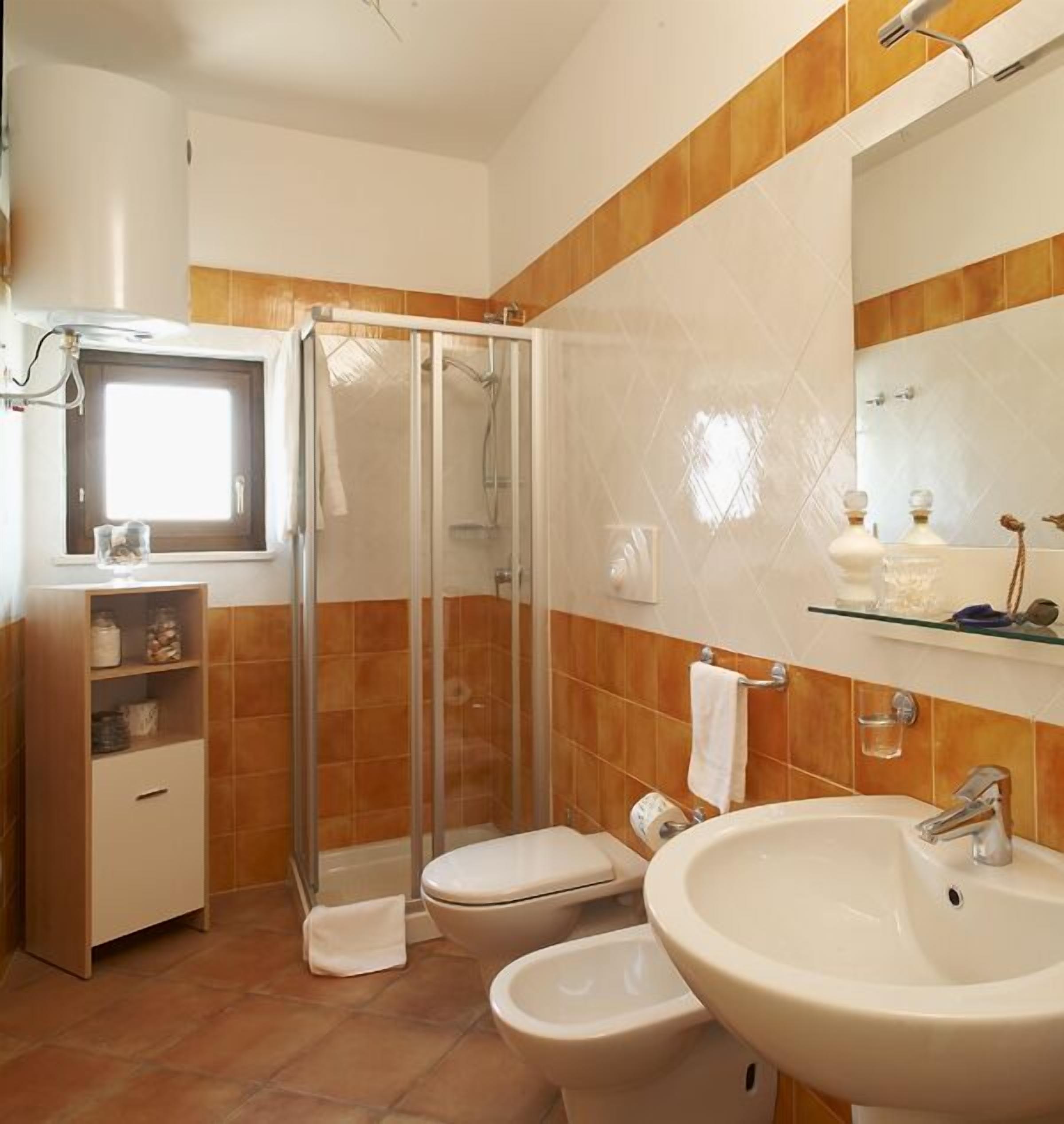 standard double room single use | bathroom | combined shower/bathtub, free toiletries, hair dryer, bidet