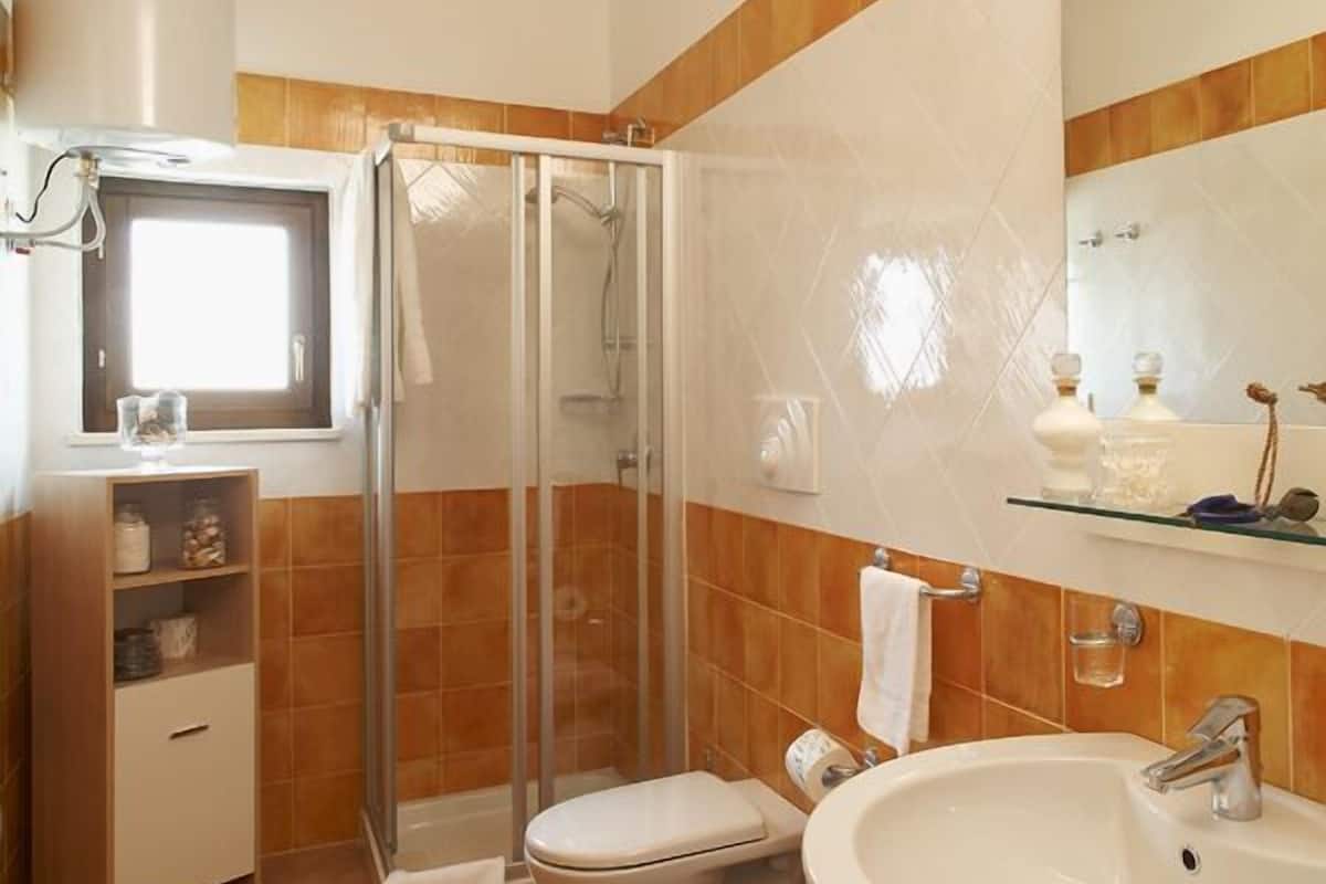 standard double room single use | bathroom | combined shower/bathtub, free toiletries, hair dryer, bidet