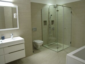Exclusive Apartment, Non Smoking | Bathroom | Separate tub and shower, hair dryer, bidet, towels - Empire of Liberty Apartment (Budapest)