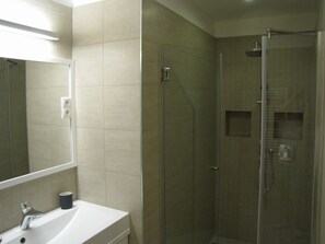 Exclusief appartement, niet-roken | Badkamer | Een aparte badkuip en douche, een haardroger, een bidet, handdoeken