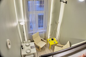 Apartment 2 | غرفة المعيشة | تلفزيون بشاشة مسطحة، برامج وأفلام نتفليكس