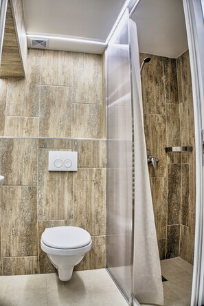 Apartment 3 | Salle de bain | Douche, séchoir à cheveux, serviettes fournies