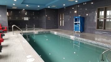 Hồ bơi trong nhà, mở cửa từ 7:00 đến 22:00, ghế dài tắm nắng