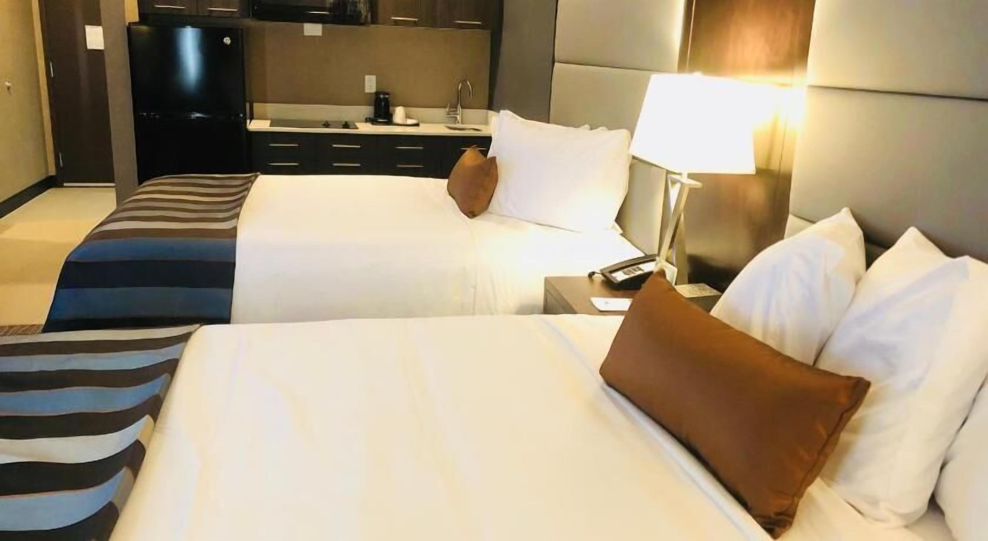 Escritorio, espacio para trabajar con un portátil, cortinas opacas