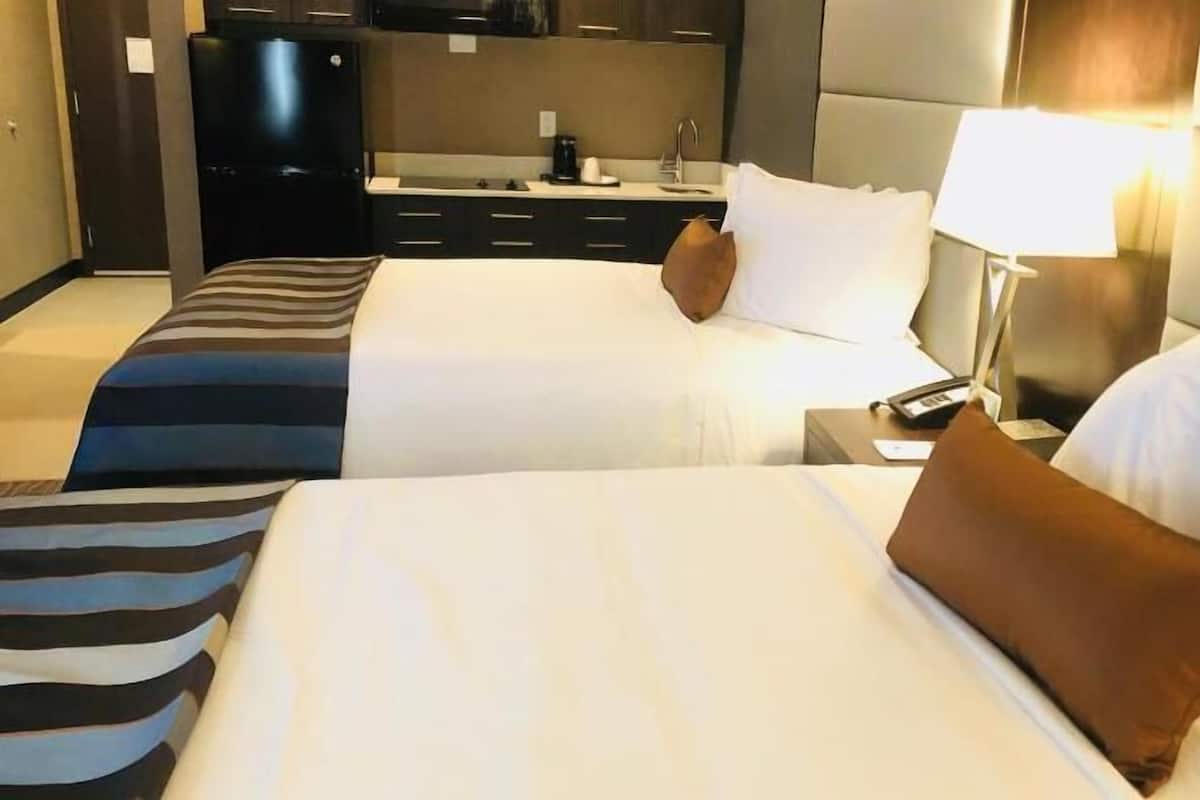 Escritorio, espacio para trabajar con un portátil, cortinas opacas