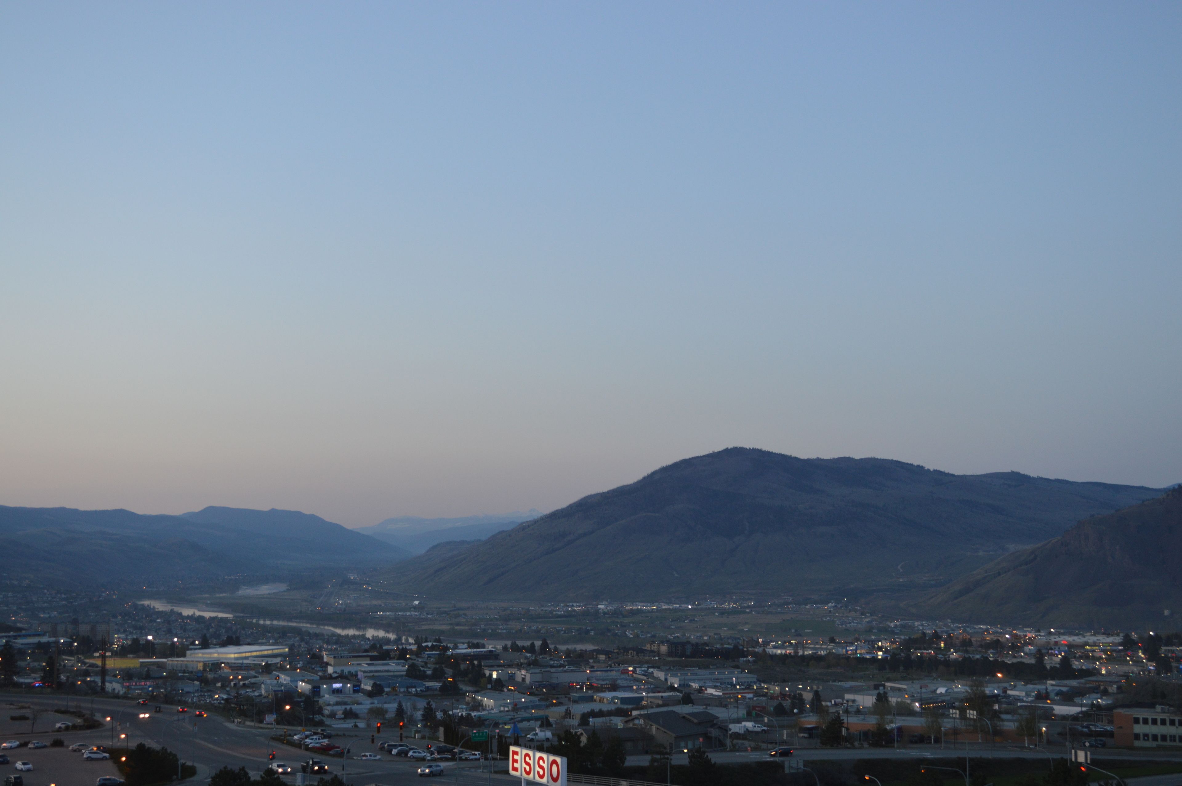 Une vue urbaine avec une chaîne de montagnes en arrière-plan.