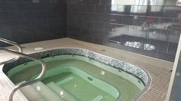 Indoor spa tub