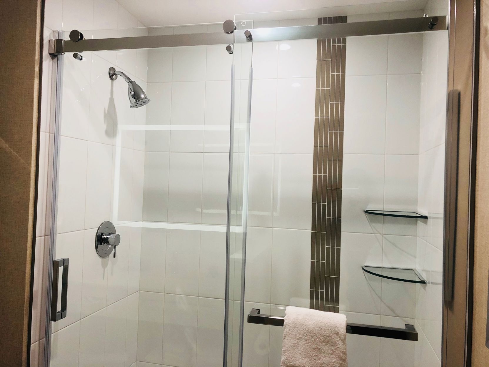 Baño | Artículos de higiene personal gratuitos, secador de pelo y toallas