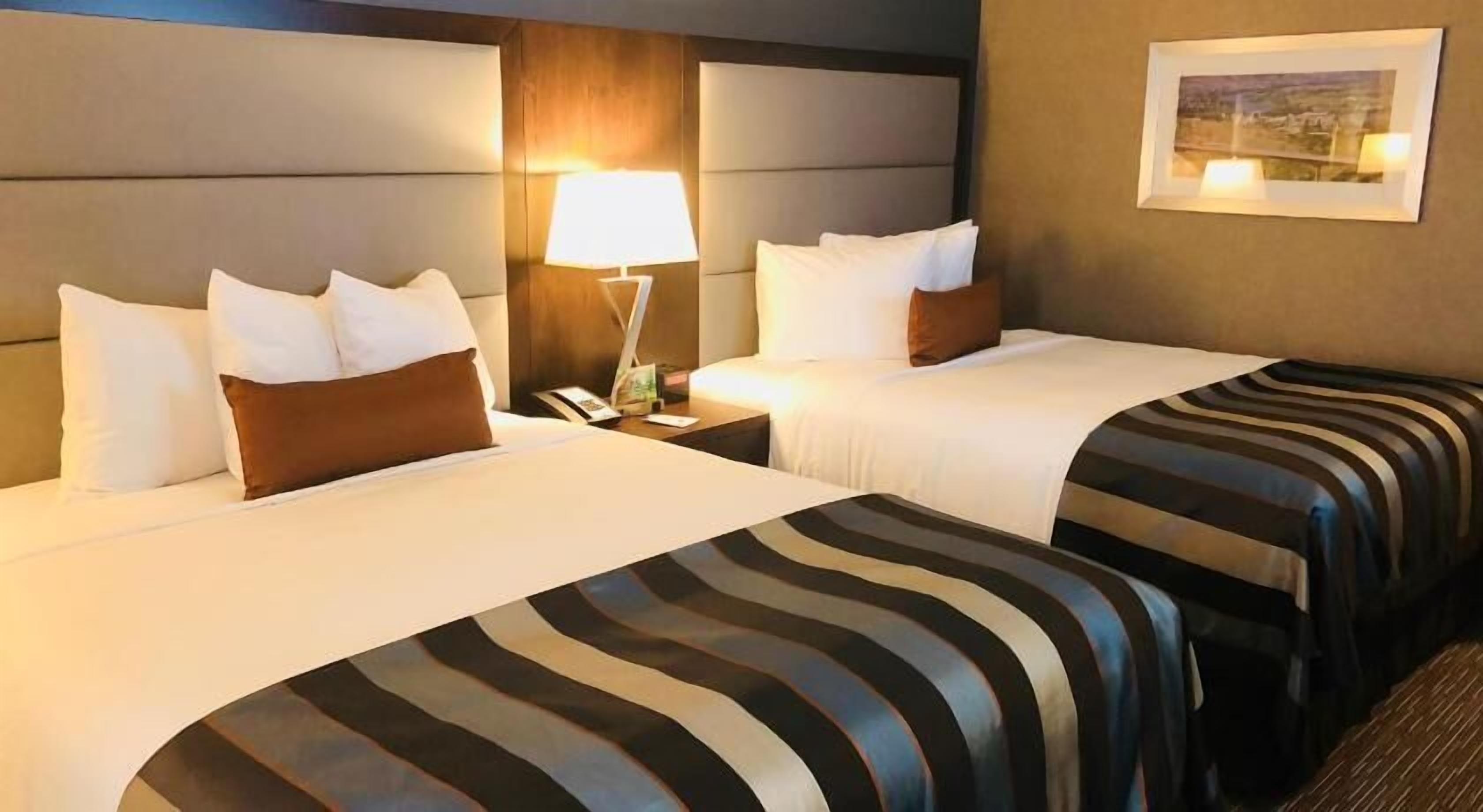 Escritorio, espacio para trabajar con un portátil, cortinas opacas