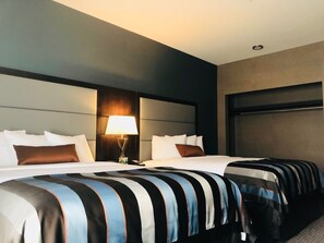 Íróasztal, laptophoz jól használható munkafelület és sötétítőfüggöny