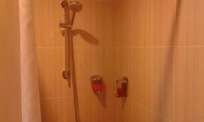 Chalet familiar, 2 habitaciones, vista a la montaña, en el área del jardín | Baño | Tina con regadera, tina de hidromasaje, amenidades de baño gratuitas 