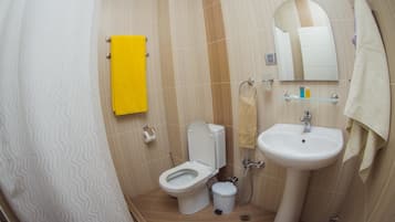 Deluxe Apartment, 1 Bedroom, Smoking, Mountain View | Bathroom | Combined shower/tub, jetted tub, free toiletries, towels