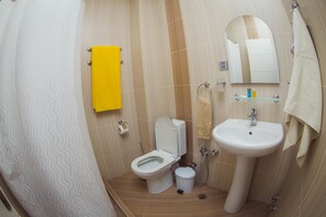 Appartement Deluxe, 1 chambre, fumeurs, vue montagne | Salle de bain | Ensemble douche/baignoire, baignoire à jets