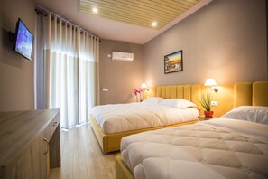 Tremannsrom, balkong, sjøutsikt | Minibar, skrivebord og wi-fi (inkludert)