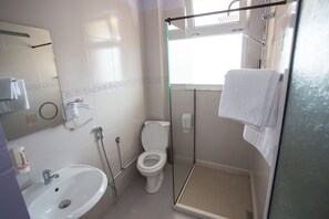 Basic Double Room, Balcony, Sea View | Bathroom | Shower, free toiletries, towels - Vila Verde Beach (Durrës)