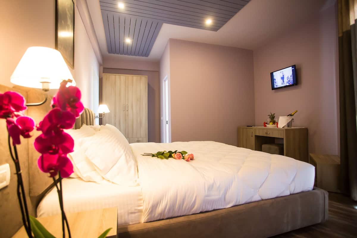 Basic Double Room, Balcony, Sea View | Television