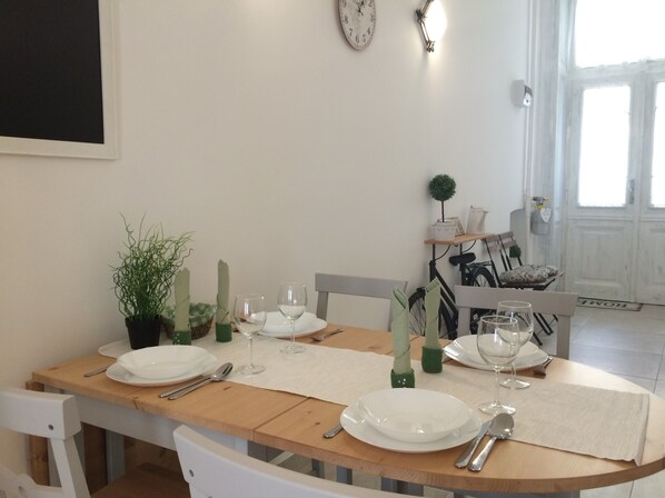 Apartamento | Cocina básica privada | Frigorífico, microondas, placa de cocina y cafetera o tetera