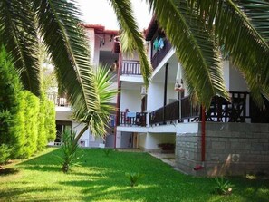 Property grounds - Pella House Studios & Apartments (Kassandra)