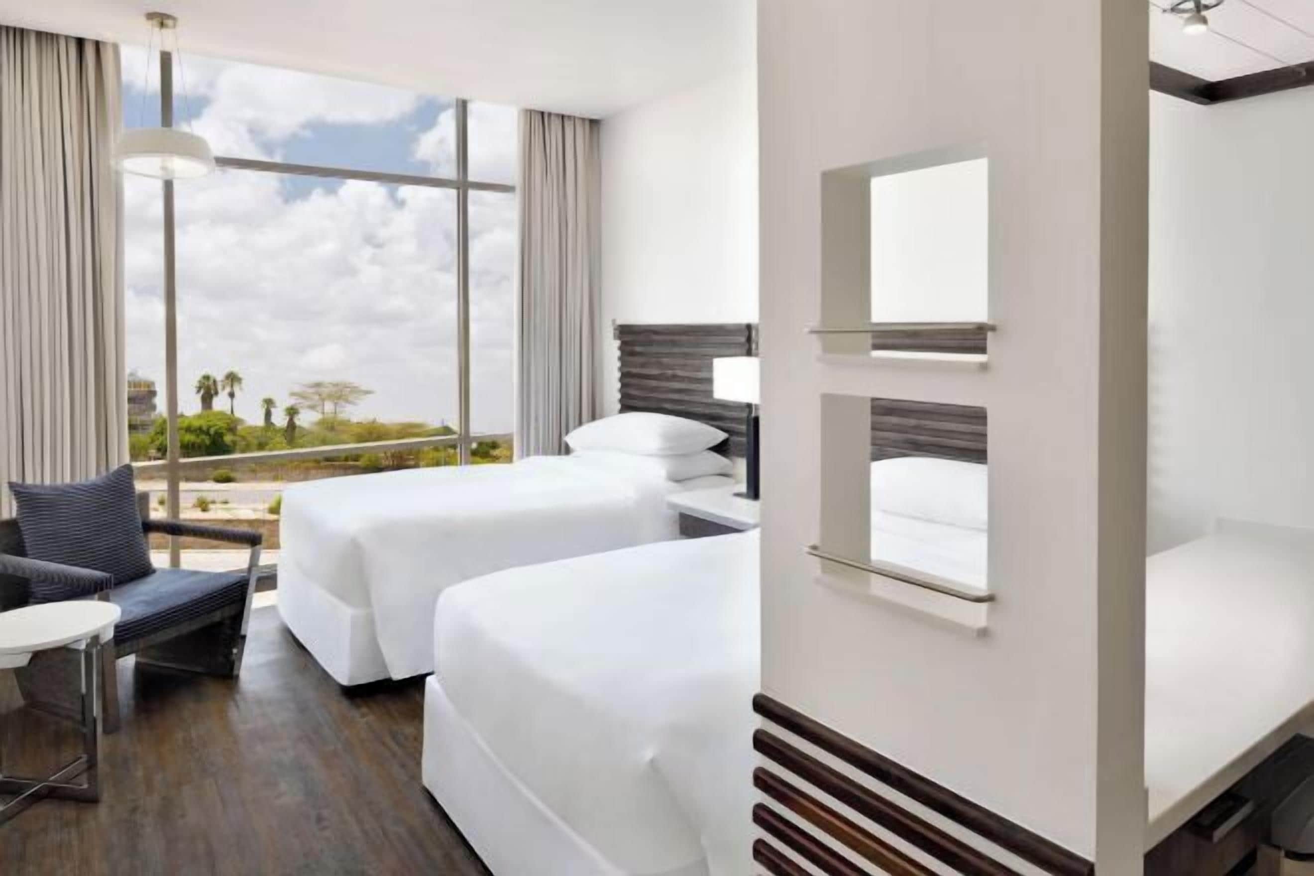 1 dormitorio, minibar, caja fuerte y escritorio