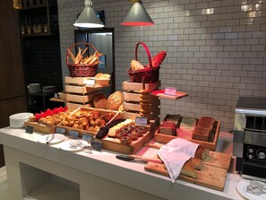 Petit déjeuner buffet servi tous les jours en supplément