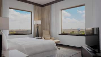 Executive Suite, 1 King Bed, Park View | 1 bedroom, minibar, in-room safe, desk