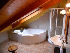 Dype avslapningsbadekar, regndusjhode og toalettartikler (inkludert)