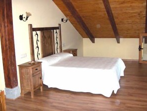 Dobbelt- eller tomannsrom | Barnesenger, wi-fi (inkludert) og sengetøy