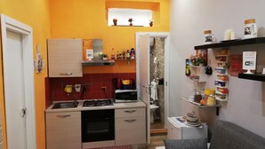 Coffee/tea maker, full-size fridge, microwave (on request), oven - B&B Simy (Naples)