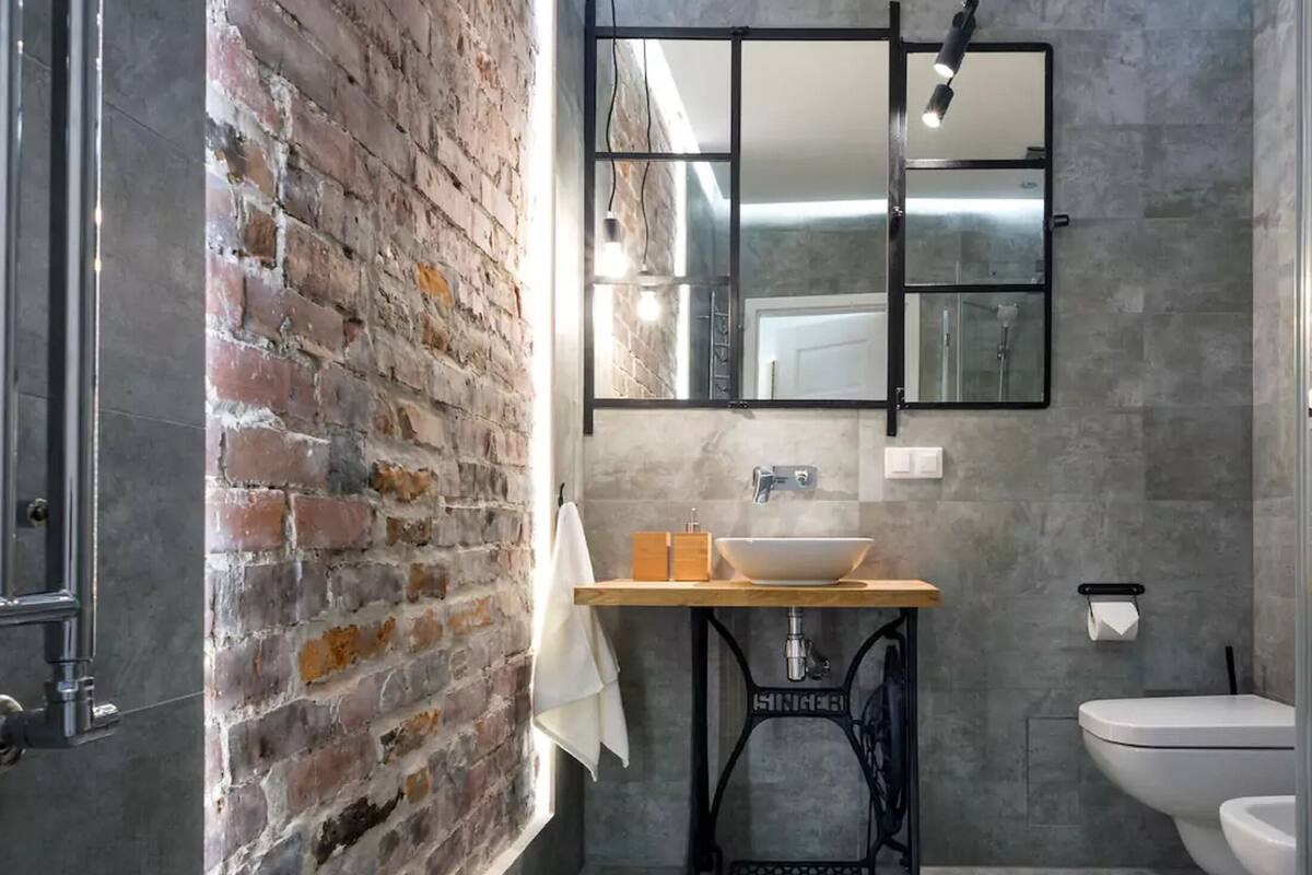 Deluxe appartement, 2 slaapkamers | Badkamer | Een douche, gratis toiletartikelen, een haardroger, handdoeken