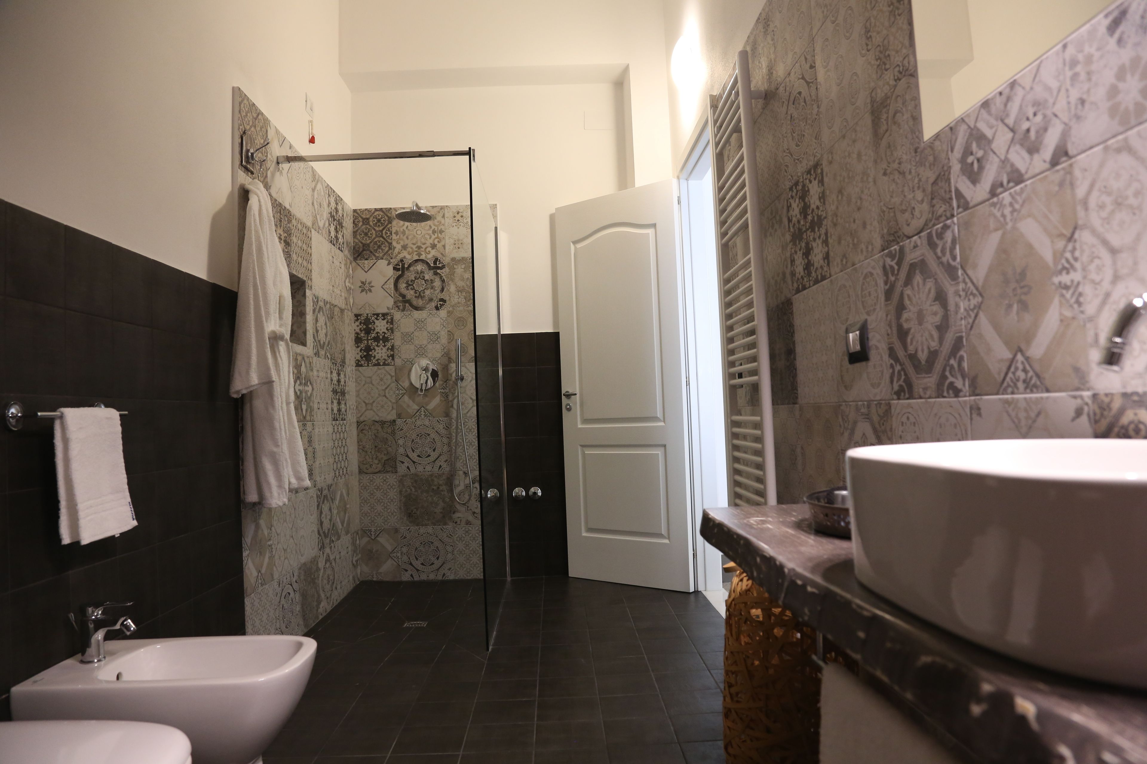 Un baño con ducha, bidé y lavamanos.