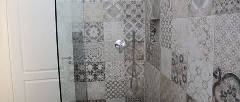 Una ducha con puerta de vidrio y ducha.