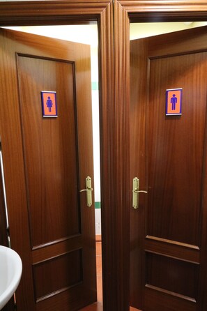 Shower, free toiletries, hair dryer, towels - I Love Madrid Hostel (Madrid)
