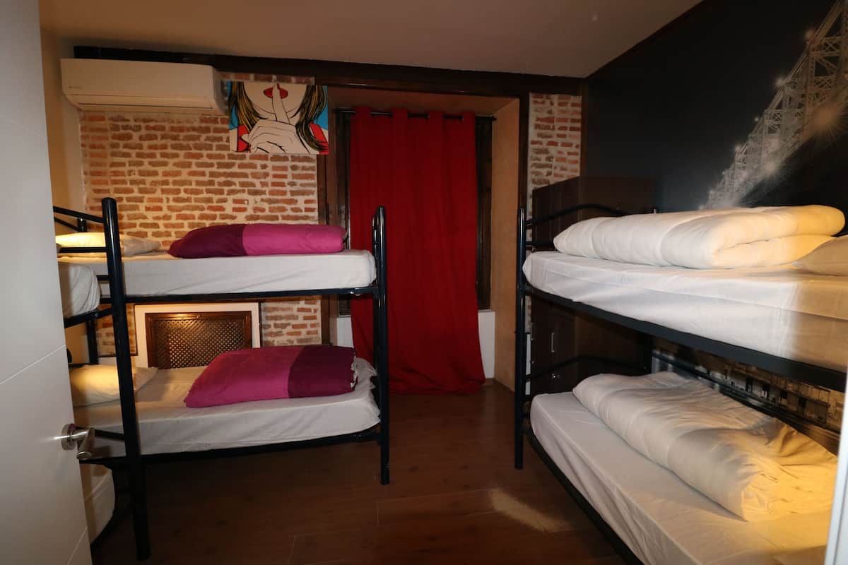 Dormitorio compartido, dormitorio mixto, baño compartido, vista a la ciudad | Cortinas blackout, wifi gratis y ropa de cama