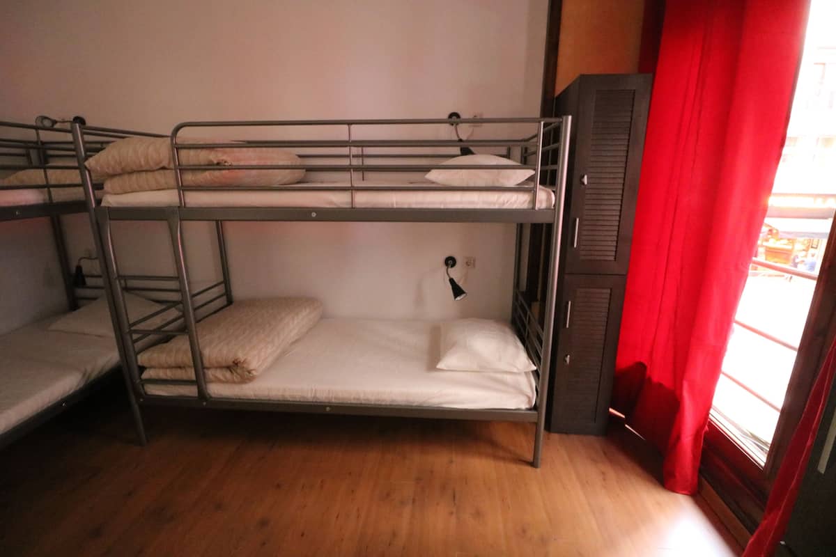 Dormitorio compartido, dormitorio mixto, baño compartido, vista a la ciudad | Cortinas blackout, wifi gratis y ropa de cama