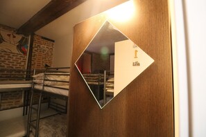 Dormitorio condiviso, dormitorio misto, bagno condiviso, vista città | Bagno | Doccia, set di cortesia gratuito, asciugacapelli, asciugamani