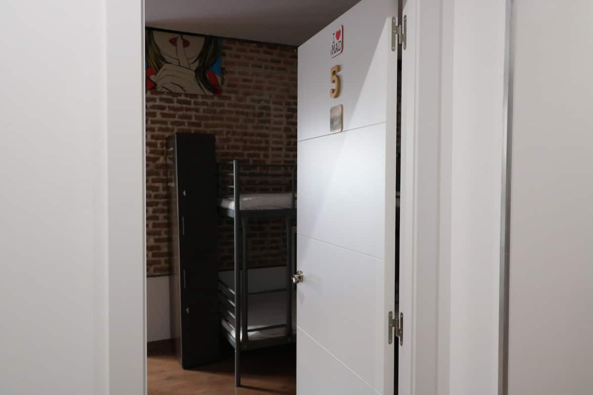 Cortinas blackout, wifi gratis y ropa de cama