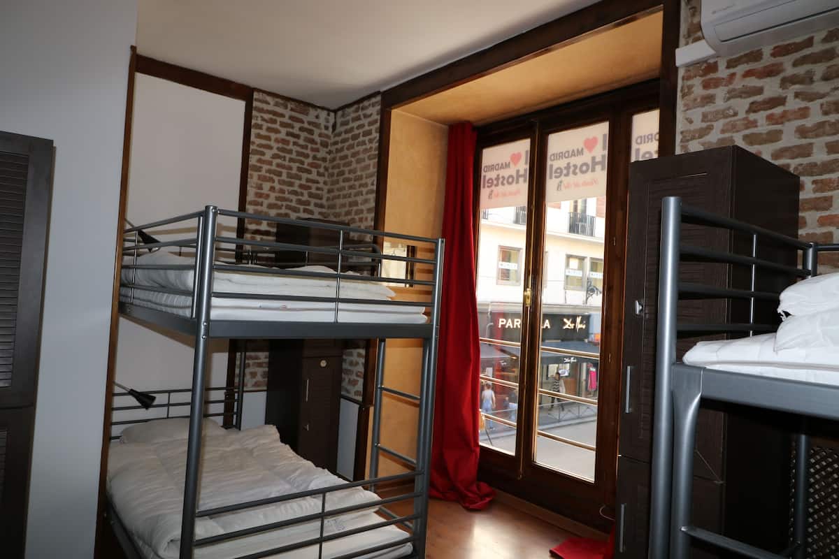 Dormitorio compartido básico, dormitorio mixto, baño compartido, vista a la ciudad | Cortinas blackout, wifi gratis y ropa de cama