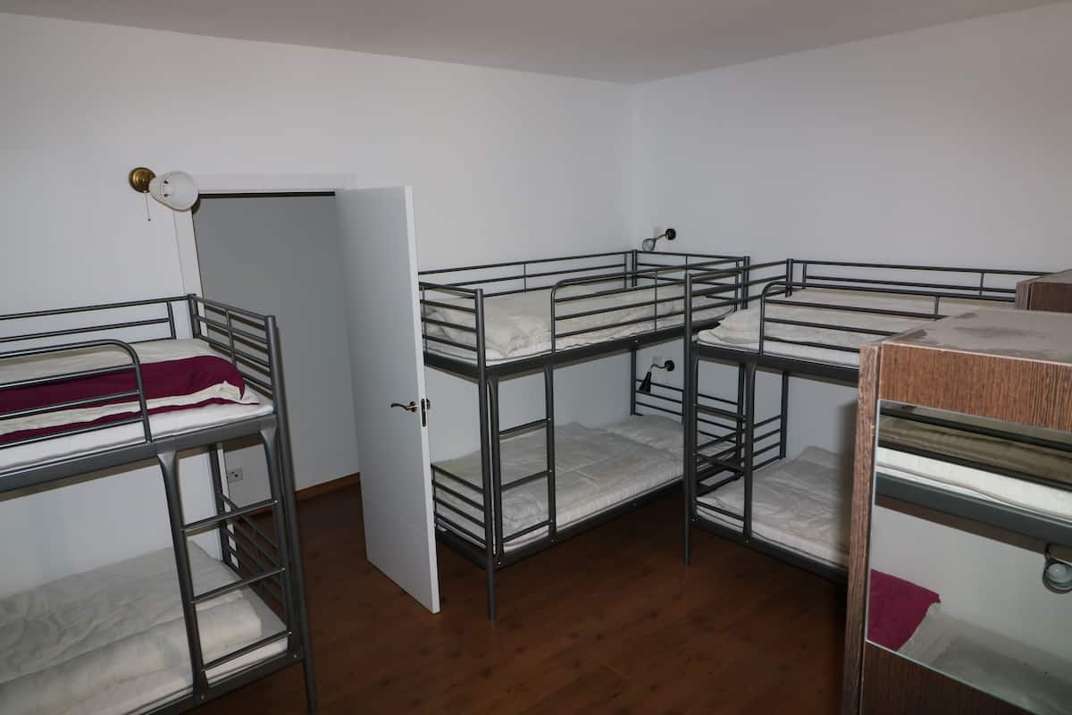 Dormitorio compartido básico, dormitorio mixto, baño compartido, vista a la ciudad | Cortinas blackout, wifi gratis y ropa de cama