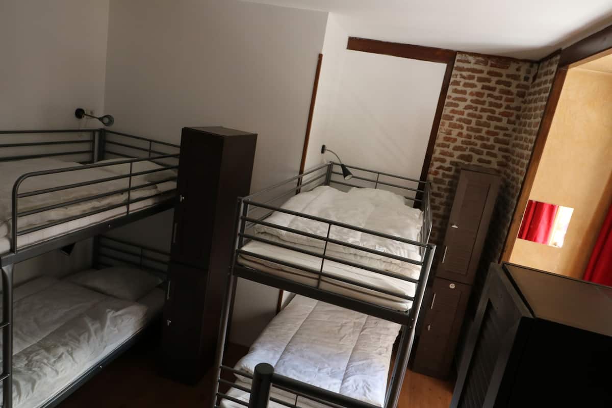 Dormitorio compartido, dormitorio mixto, baño compartido, vista a la ciudad | Cortinas blackout, wifi gratis y ropa de cama