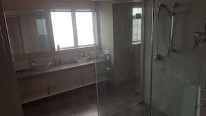 Family House, 2 Bedrooms, Balcony, Hill View | Bathroom | Shower, towels - Apartment by The Beach (Tauranga)