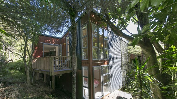 Exterior - Ted's Cottage near Little Oneroa Beach (Waiheke Island)