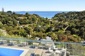 Outdoor pool, pool umbrellas, sun loungers - Villa Casita at Palm Beach (Waiheke Island)