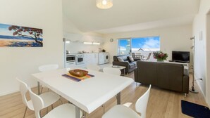 Villa, 2 Bedrooms | In-room dining - The Apartment at Palm Beach (Waiheke Island)