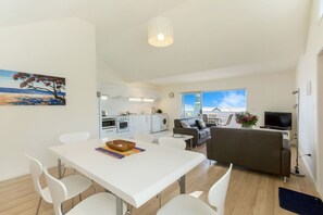Villa, 2 Bedrooms | In-room dining - The Apartment at Palm Beach (Waiheke Island)